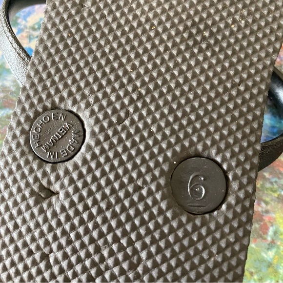 •Old Navy flip flops• Size 6 - Picture 2 of 5